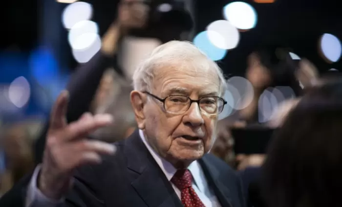 Berkshire Hathaway: Η εταιρεία του Γουόρεν Μπάφετ πουλάει Amazon και αγοράζει New York Times