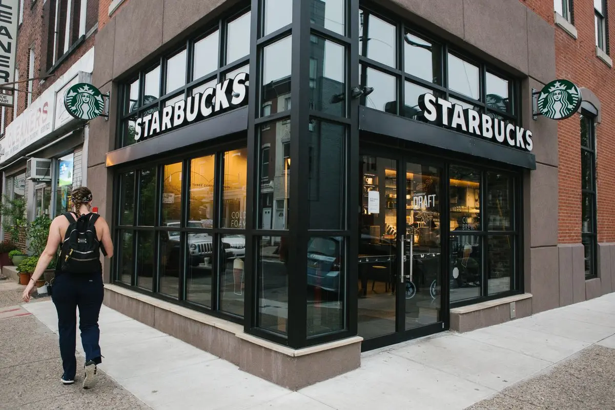 Starbucks: Τέλος τα πλαστικά καλαμάκια