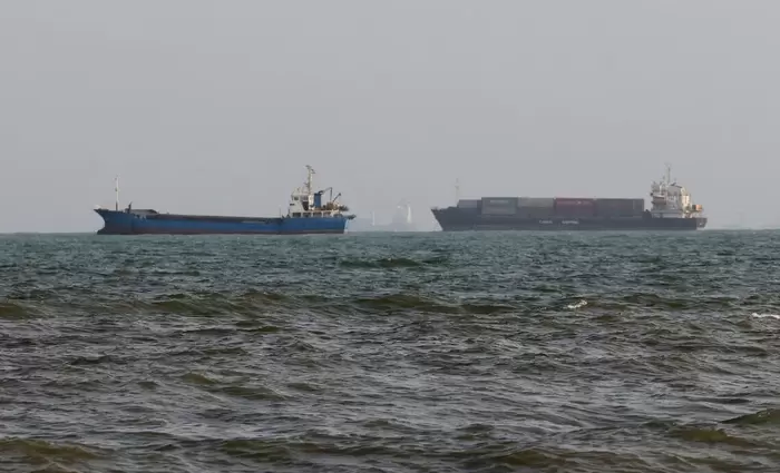 Ορμούζ: Από 140 διελεύσεις την ημέρα, μόλις έξι τη Δευτέρα