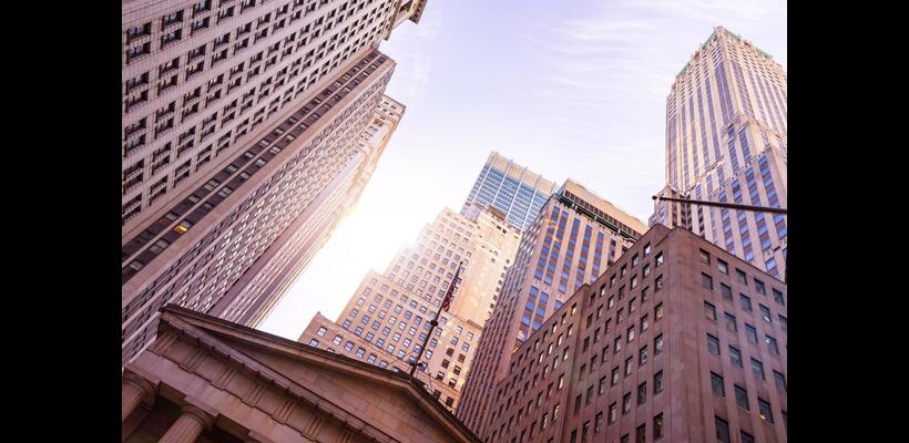 Η Wall Street ψάχνει τη χρυσή τομή ανάμεσα στο δολάριο και ομόλογα