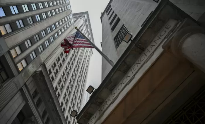 Wall Street: Στάση αναμονής ενόψει της επίσημης πρώτης του Κέβιν Γουόρς στη Fed