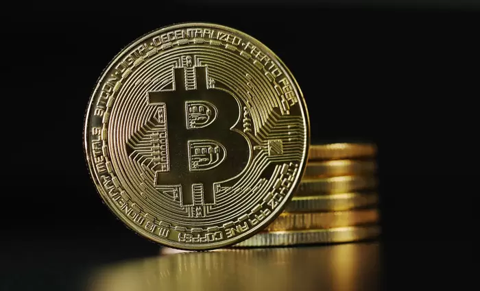Bitcoin: Σκαρφάλωσε πάνω από 82.000 δολ. με ώθηση από το πετρέλαιο