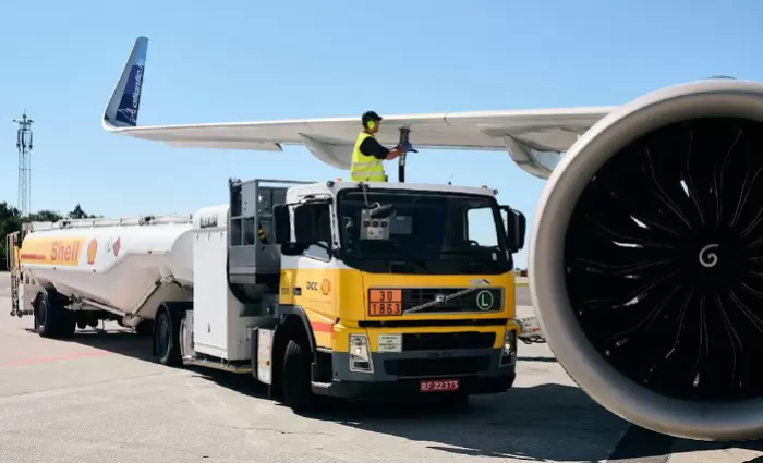 Shell: «Max jet mode» στο μεγαλύτερο διυλιστήριο της Ευρώπης καθώς τα αεροσκάφη στεγνώνουν από καύσιμα