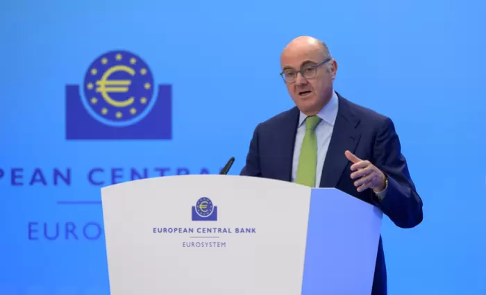Ντε Γκίντος: «Ακλόνητη» η δέσμευση της ΕΚΤ για σταθερότητα των τιμών