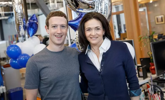 Ο Zuckerberg στηρίζει την Sandberg για το σκάνδαλο του Facebook