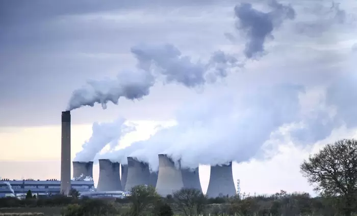 Η Βρετανία βάζει στόχους για μηδενικούς ρύπους από ορυκτά καύσιμα