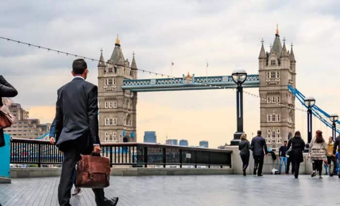 Μειώνονται δραματικά οι θέσεις εργασίας στην Βρετανία