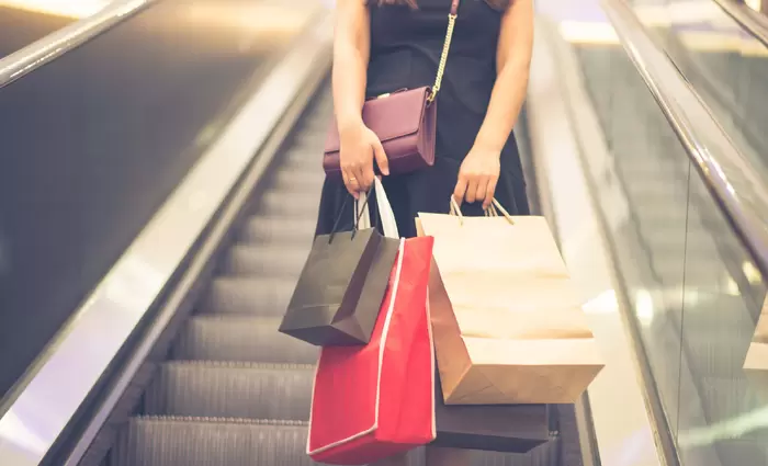 Οι καταναλωτές πολυτελείας αγοράζουν ακόμα τσάντες, αλλά όχι BMW