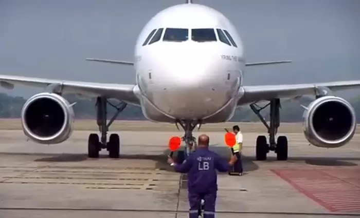 Bloomberg: Σε δοκιμασία οι άδειες για ρύπους αεροπορικών