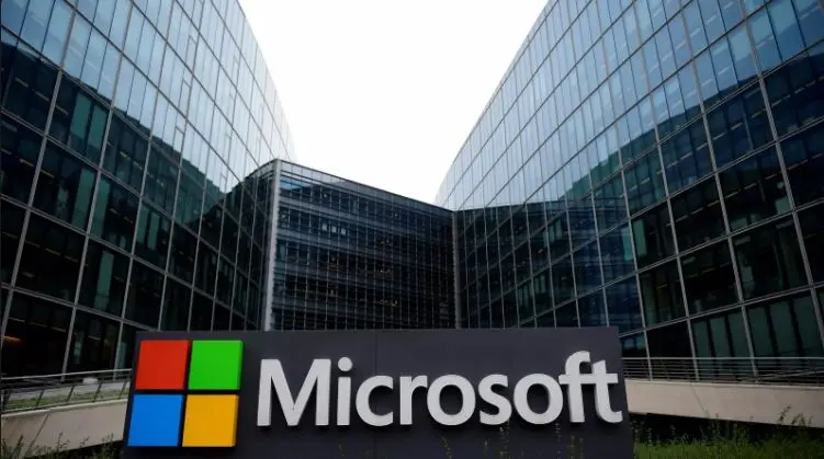 Η Microsoft ρίχνει από τον θρόνο της την Apple