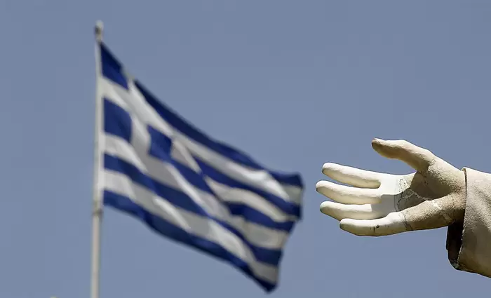 Bloomberg: Η Ελλάδα κινδυνεύει με κυρώσεις