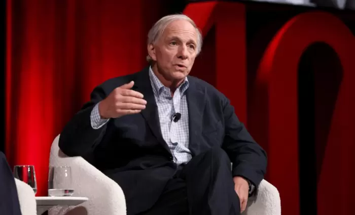 Ντάλιο: Βλέπει διαρκή αποεπένδυση από τα αμερικανικά assets