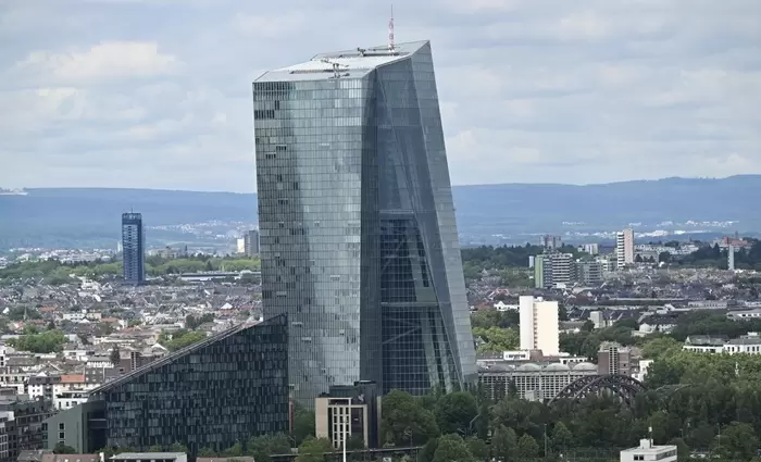 Αναλυτές: Η ΕΚΤ θα προχωρήσει σε έξι μειώσεις των επιτοκίων της μέχρι το τέλος του 2025 (γράφημα)