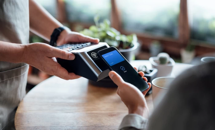 Τέλος τα μετρητά; Γιατί οι cashless χώρες ζητούν από τους πολίτες να έχουν και μετρητά