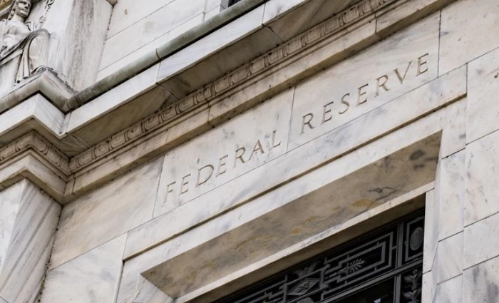 Fed: Βαθαίνει η διαφωνία για τα επιτόκια – Στο επίκεντρο η επίμονη ακρίβεια