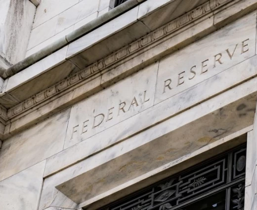 Fed: Βαθαίνει η διαφωνία για τα επιτόκια – Στο επίκεντρο η επίμονη ακρίβεια