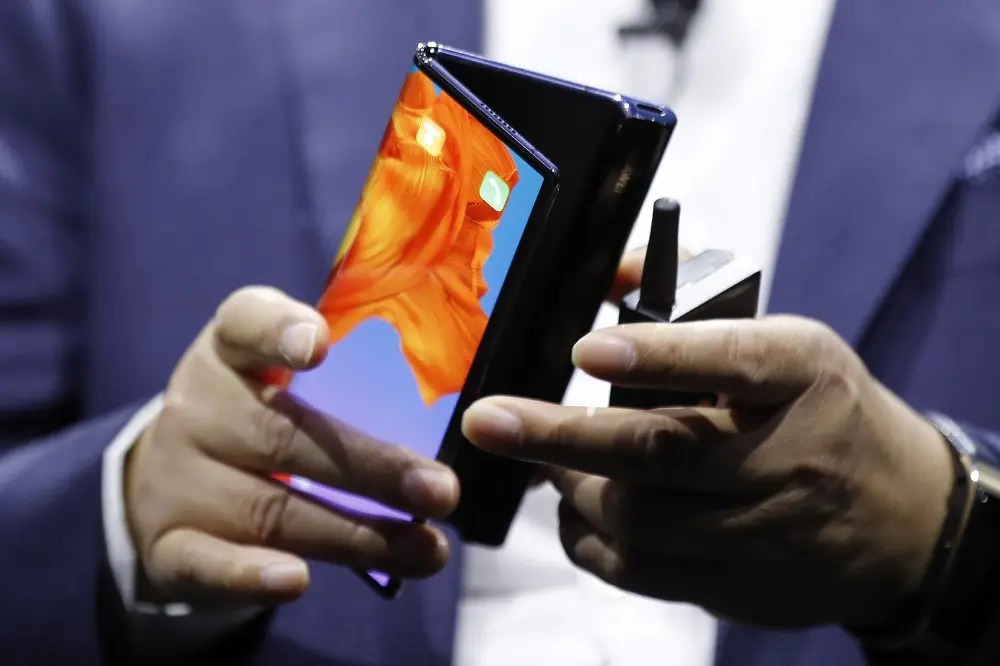 Μετά την Samsung ακολουθεί η Huawei με αναδιπλούμενο smartphone
