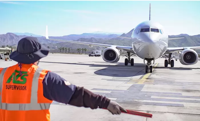 Καλωσορίζοντας τους τουρίστες στο αεροδρόμιο