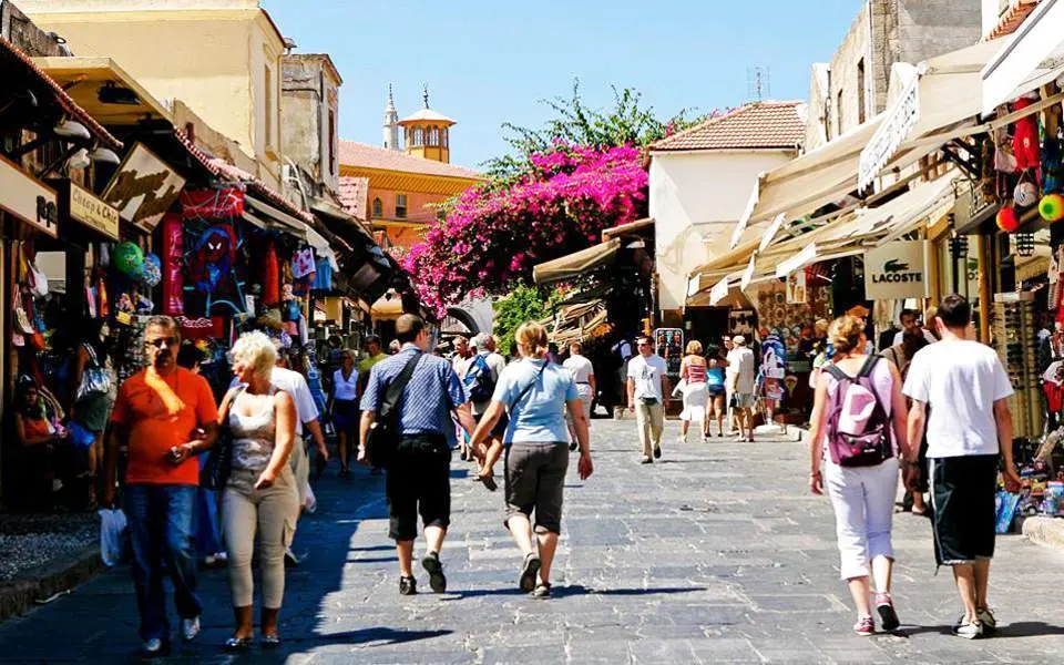 Το παράδοξο της αύξησης των Αμερικανών τουριστών στην Ευρώπη