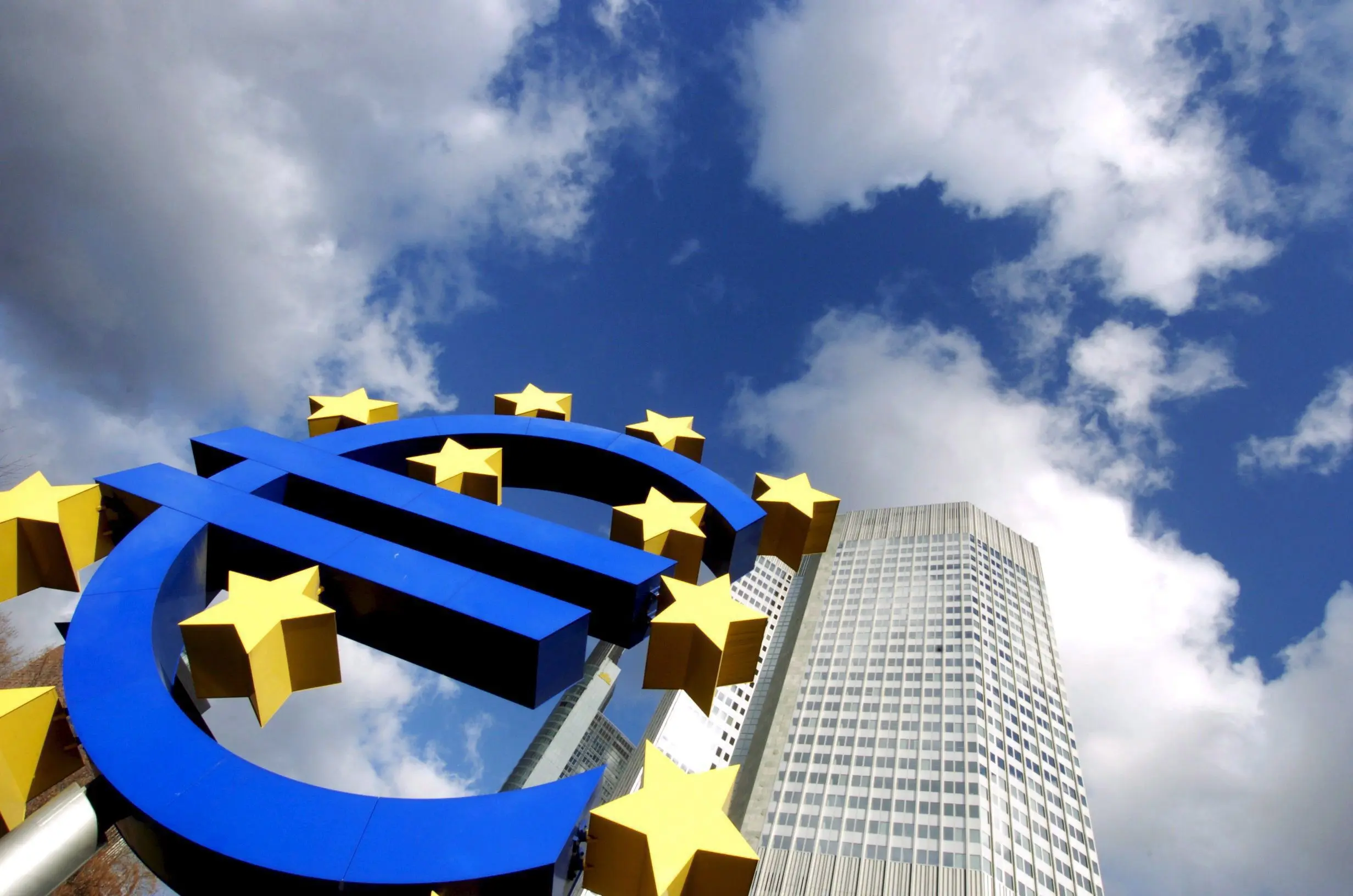Η ΕΚΤ ανησυχεί για το υψηλό χρέος και τις αδύναμες τράπεζες