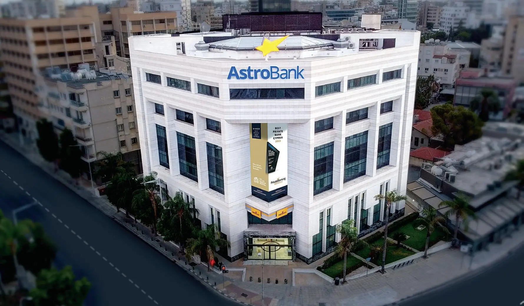 Πέφτουν οι υπογραφές - Στα χέρια της Alpha Bank η Astrobank