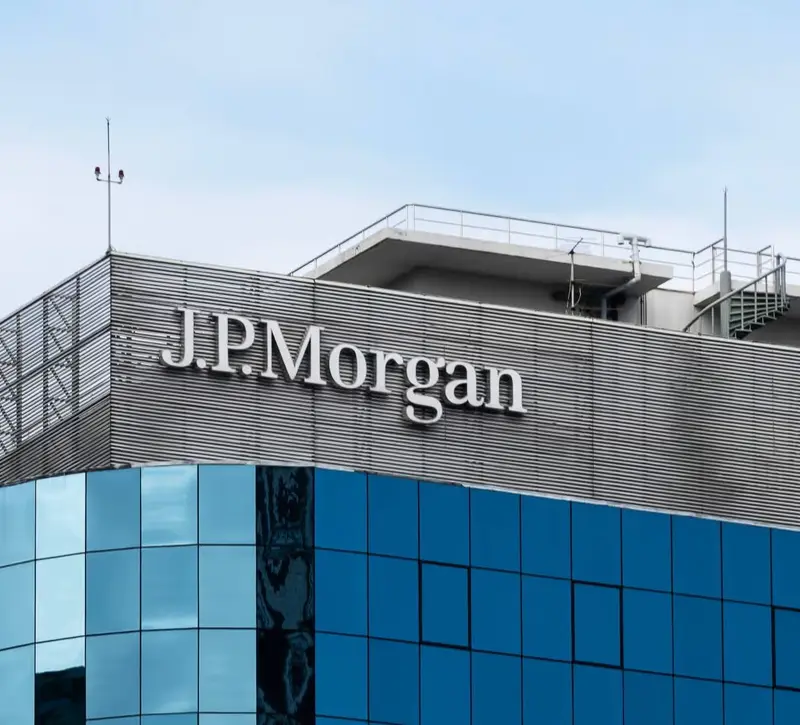 Η JPMorgan προειδοποιεί: Το πετρέλαιο θα επιστρέψει στα ιστορικά υψηλά του πολέμου αν δεν ανοίξει το Ορμούζ