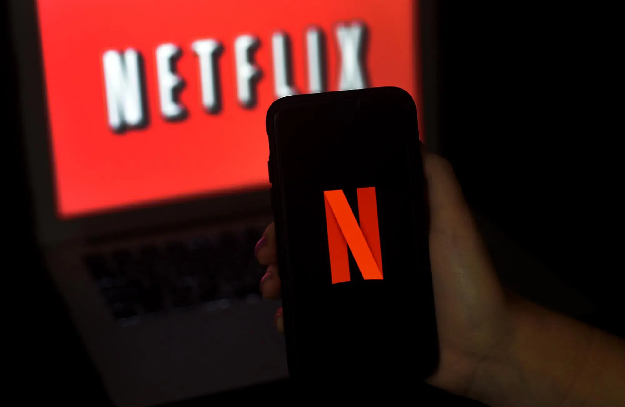WSJ: Η Netflix σχεδιάζει live κανάλια και νέες συνεργασίες για να κρατήσει τους συνδρομητές