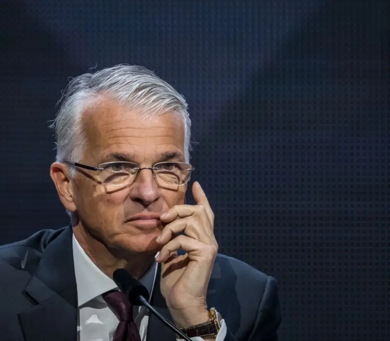 UBS: «Καμπανάκι» Ερμότι για εφησυχασμό στις αγορές – Υψηλότερα επιτόκια για μεγαλύτερο διάστημα
