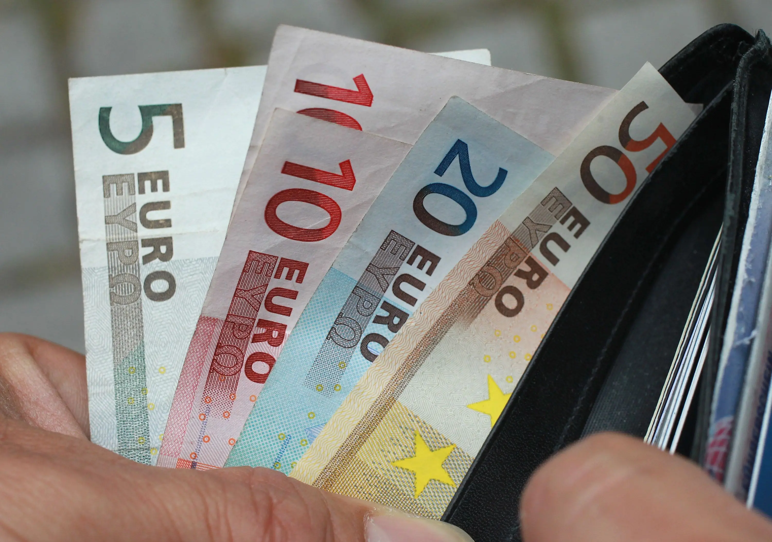 Οι Κύπριοι πληρώνουν με visa ή με cash;