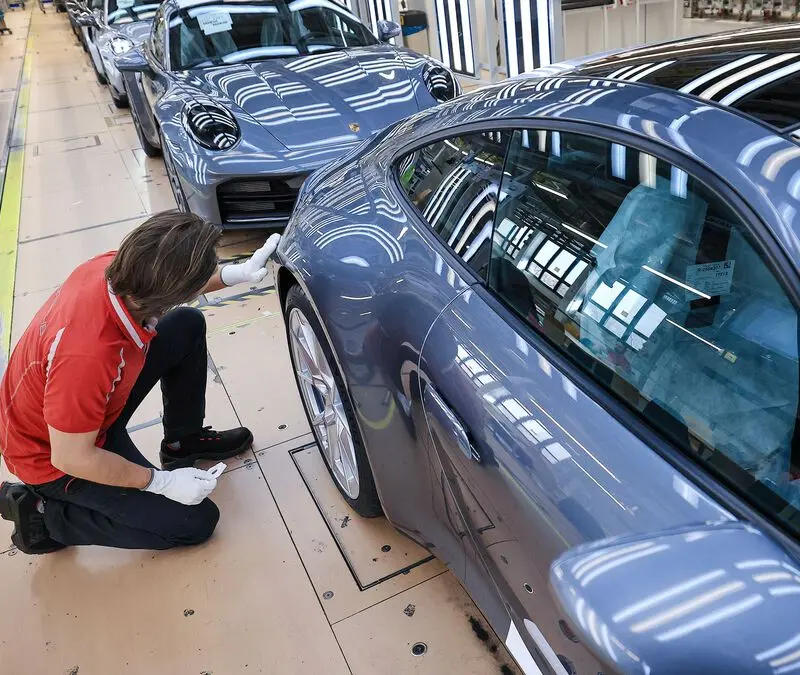 Porsche: Κόβει 500 θέσεις εργασίας λόγω πίεσεων από δασμούς των ΗΠΑ και πτώση των κερδών