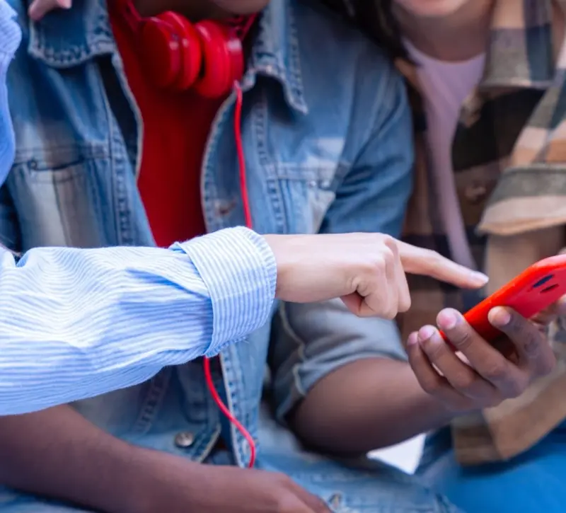 Bρετανία: Πιέσεις εποπτικών αρχών σε Meta, TikTok, Snap, YouTube για αποκλεισμό ανηλίκων από τις πλατφόρμες τους