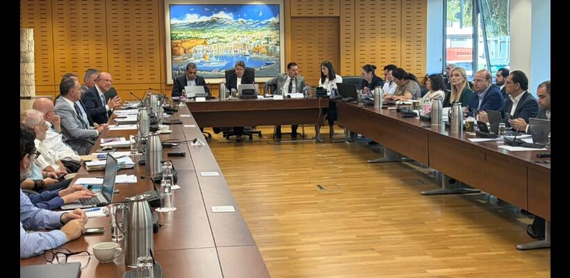 Κρατικός προϋπολογισμός με εύσημα για την οικονομία και επικρίσεις για την κυβερνητική πολιτική