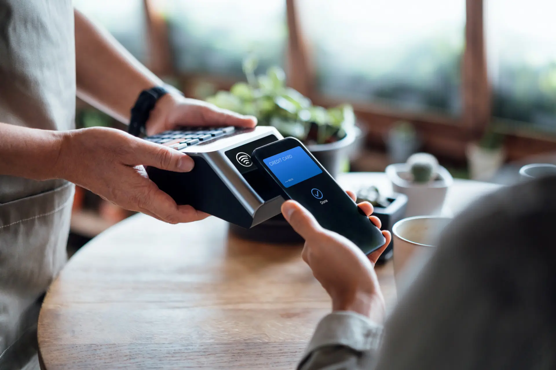 Τέλος τα μετρητά; Γιατί οι cashless χώρες ζητούν από τους πολίτες να έχουν και μετρητά