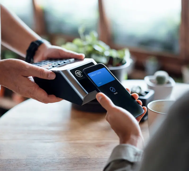 Τέλος τα μετρητά; Γιατί οι cashless χώρες ζητούν από τους πολίτες να έχουν και μετρητά