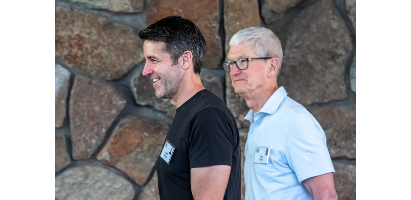 Apple: Αλλαγή φρουράς μετά από 15 χρόνια – Από τον «μάγο» των operations Τιμ Κουκ στον μηχανικό Τζον Τέρνους
