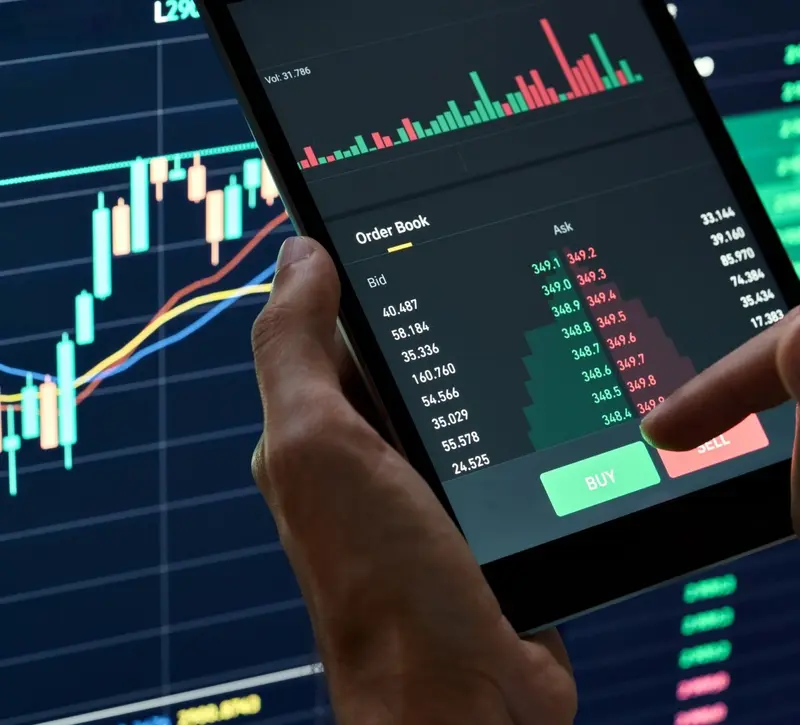 Άνοδος στην Ασία παρά τον αποκλεισμό στα Στενά του Ορμούζ και τις εντάσεις ΗΠΑ–Ιράν