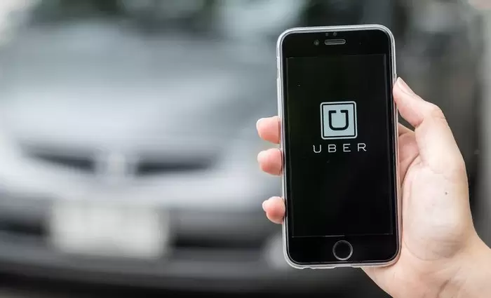 Uber και Cabify αναστέλλουν τις υπηρεσίες τους στη Βαρκελώνη