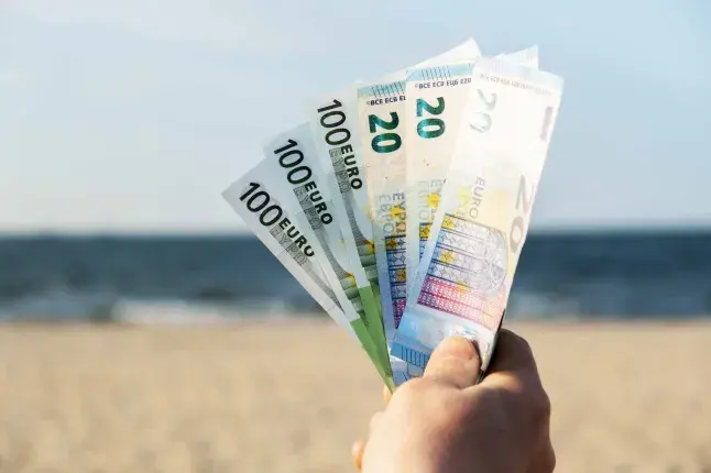 Ακρίβεια και γεωπολιτική κρατούν τους Κύπριους πιο κοντά στην Ευρώπη