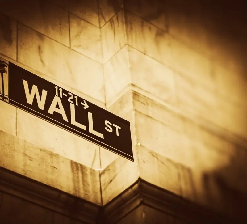Επενδυτικός χειμώνας στη Wall Street: Ομόλογα και πετρέλαιο παγώνουν τις αγορές εν όψει Fed