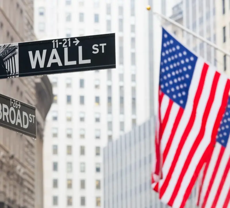 Wall Street: Ράλι μετά τη συμφωνία ΗΠΑ – Ιράν με πρόσθετη ώθηση από τη SpaceX – Νέο ρεκόρ ο Dow Jones