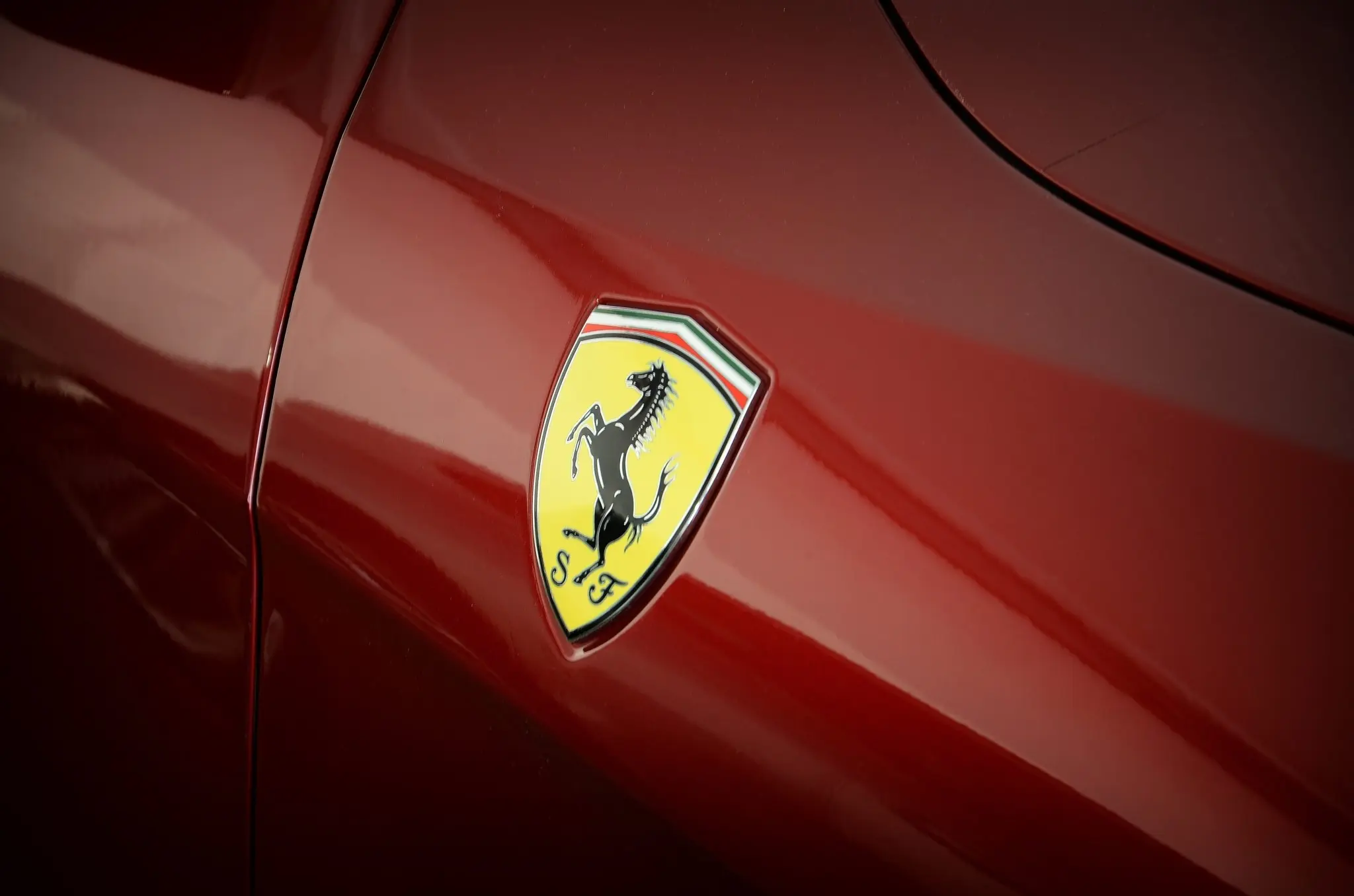 Η Ferrari μπροστά στη μεγαλύτερη αλλαγή της ιστορίας της – Η ηλεκτρική εποχή και η αντίδραση που αλλάζει τα δεδομένα