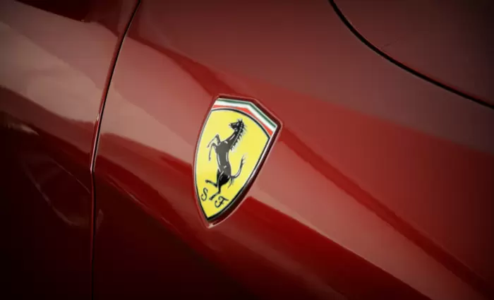 Η Ferrari μπροστά στη μεγαλύτερη αλλαγή της ιστορίας της – Η ηλεκτρική εποχή και η αντίδραση που αλλάζει τα δεδομένα