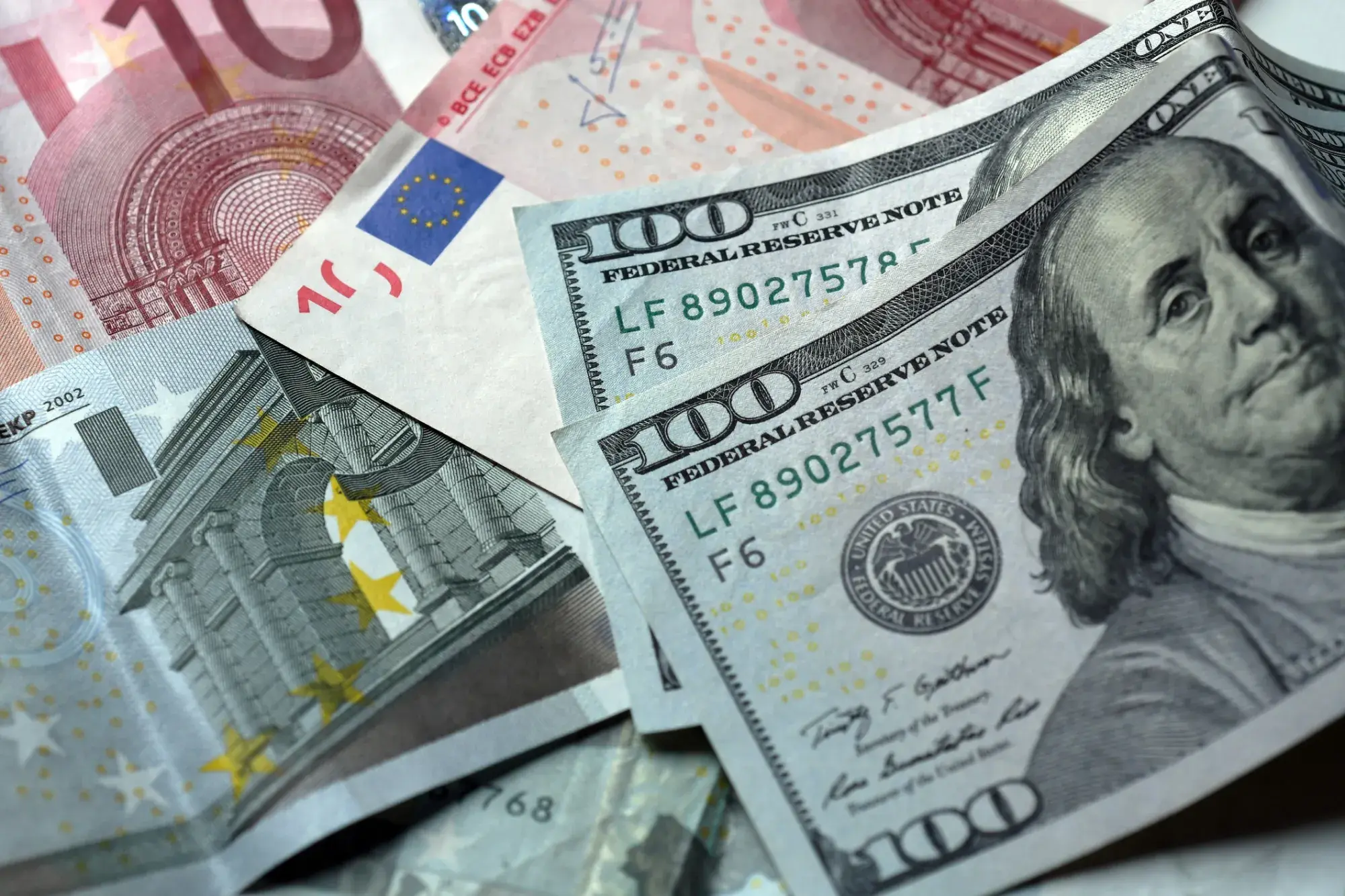 Ευρώ: Μια ανάσα για να ανατρέψει το σερί των πέντε εβδομάδων με απώλειες