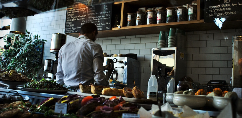 Παραμένουν κενά στην αγορά εργασίας - Ετήσια αύξηση κενών θέσεων κατά 4,2%