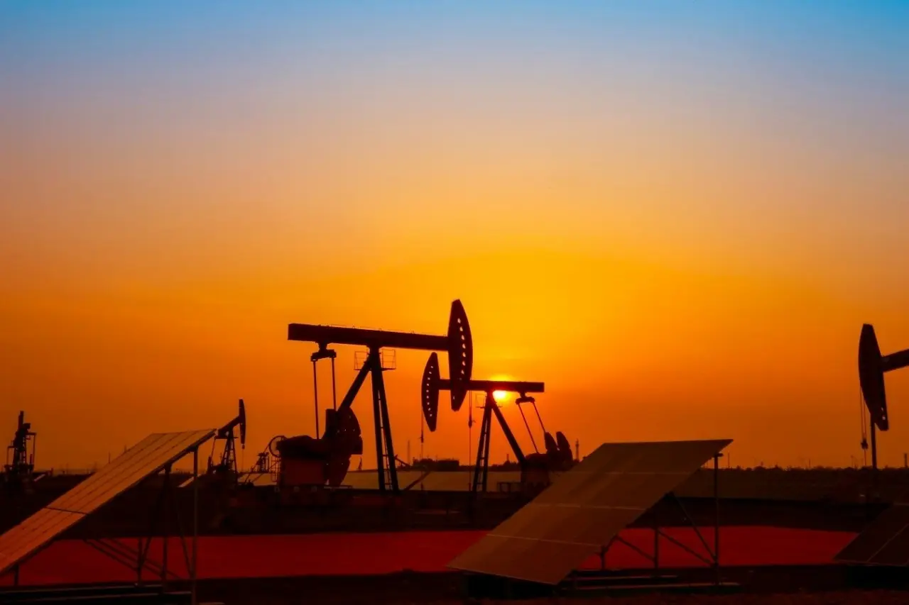 Πετρέλαιο: Δεύτερη εβδομάδα ανόδου με το Brent στα 105 δολάρια – Το Ορμούζ κρατά τις τιμές ψηλά παρά την παρέμβαση του IEA