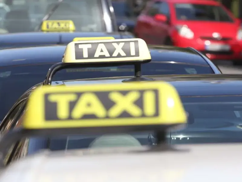 Αυστηρότερες ποινές για «πειρατικά ταξί» ψήφισε η Βουλή