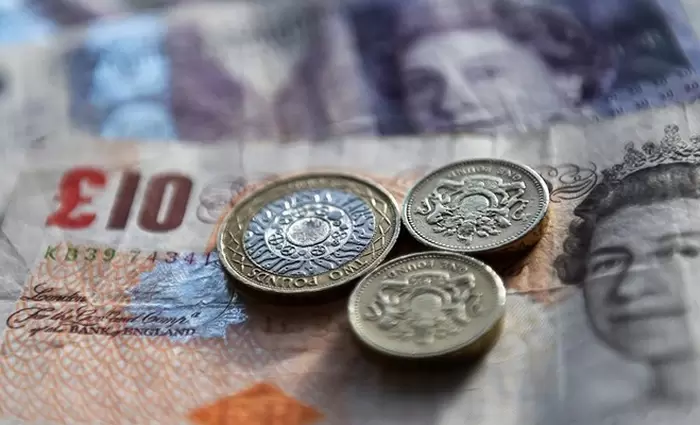 Κλονίζεται η στερλίνα