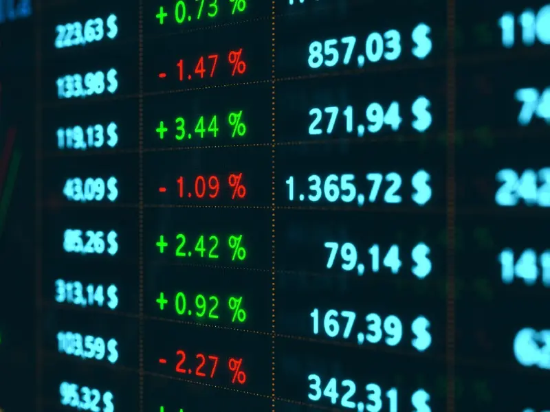 Επενδυτικές ευκαιρίες μετά το σοκ του Ιράν: Mετοχές ενέργειας και άμυνας προσελκύουν επενδυτές