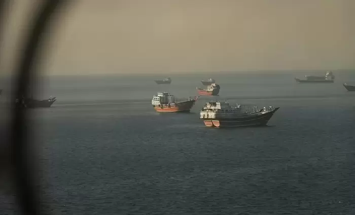 Ναυτιλία: Πλοία αλλάζουν πορεία μετά τη συμφωνία ΗΠΑ – Ιράν για το Ορμούζ και επιστρέφουν στη Μ. Ανατολή