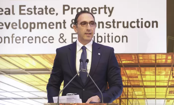 Παρεμβάσεις σε τέσσερις άξονες για προσιτή στέγη – Τι παρουσίασε ο ΥΠΕΣ